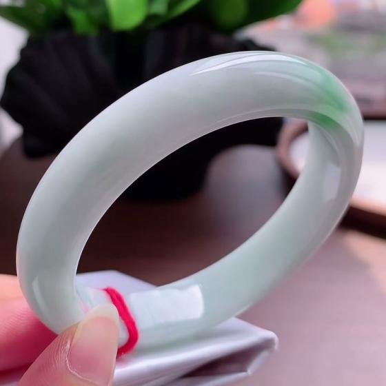 天然翡翠飘绿正装手镯
